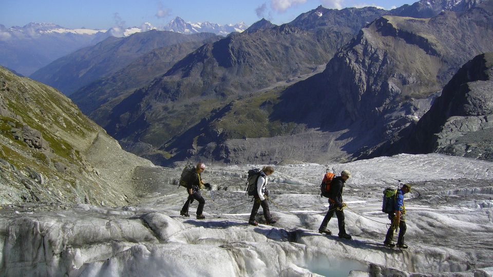 Angeseiltes Überqueren des Gletschers.